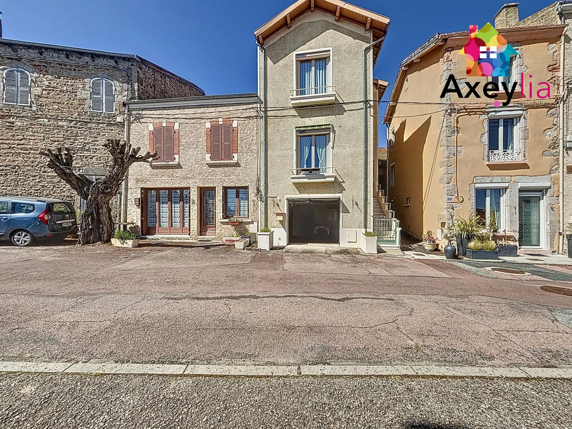 Maison de bourg à Renaison avec terrain, dépendances et maisonette – Opportunité à saisir 