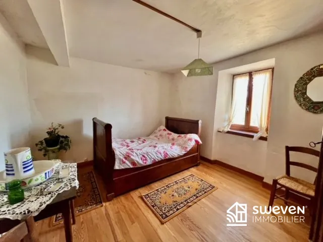 Maison en pierre à vendre dans le village du Volvestre avec cour et jardin 