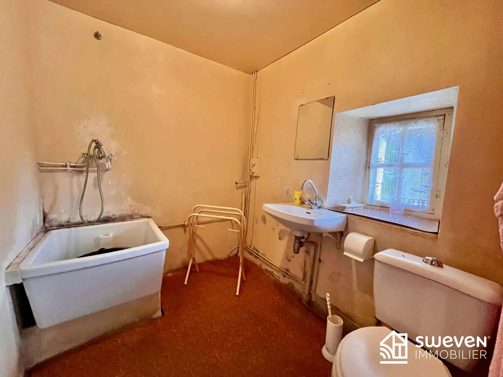 Maison en pierre à vendre dans le village du Volvestre avec cour et jardin 