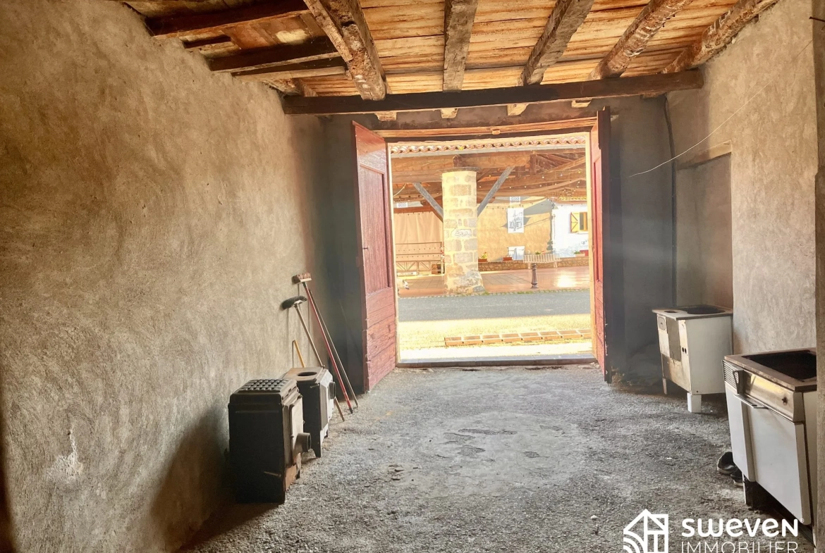 Maison en pierre à vendre dans le village du Volvestre avec cour et jardin 