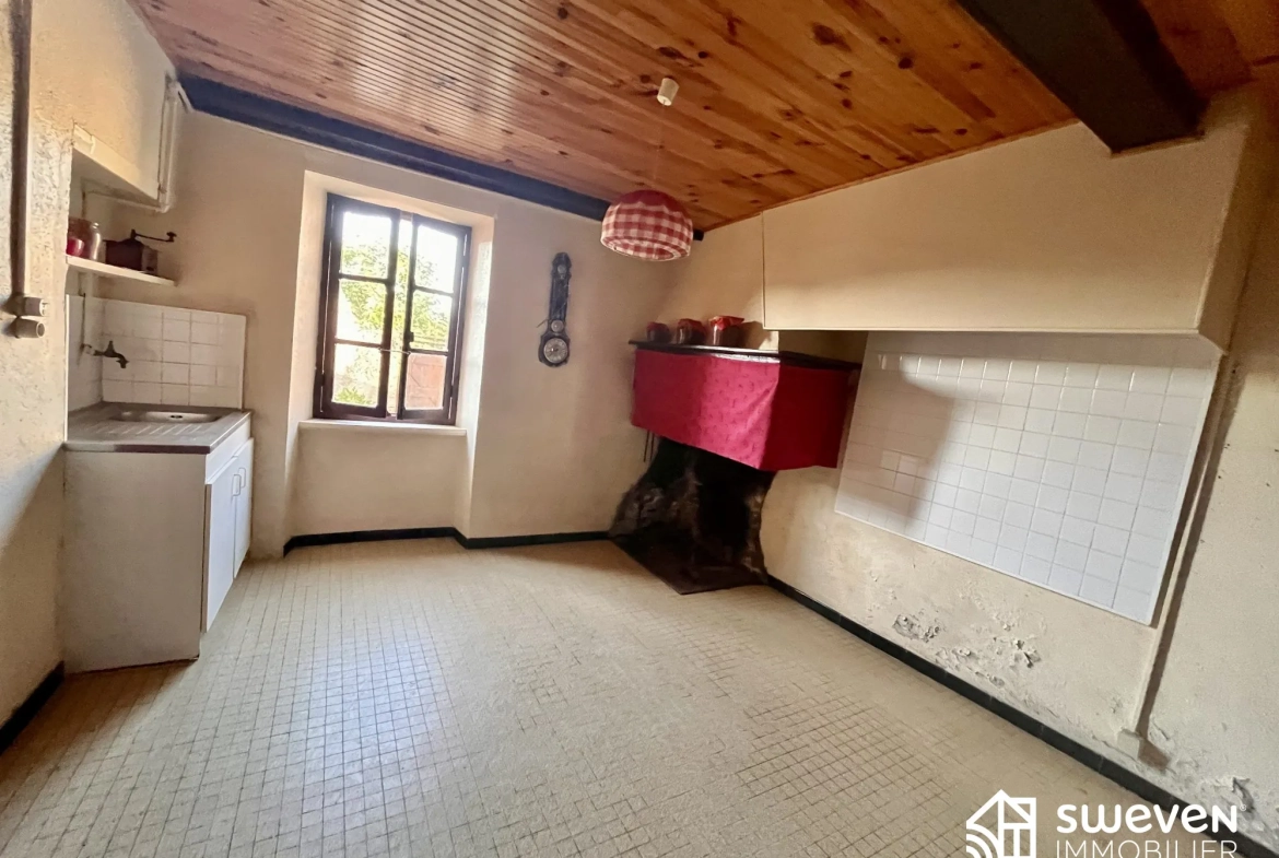 Maison en pierre à vendre dans le village du Volvestre avec cour et jardin 
