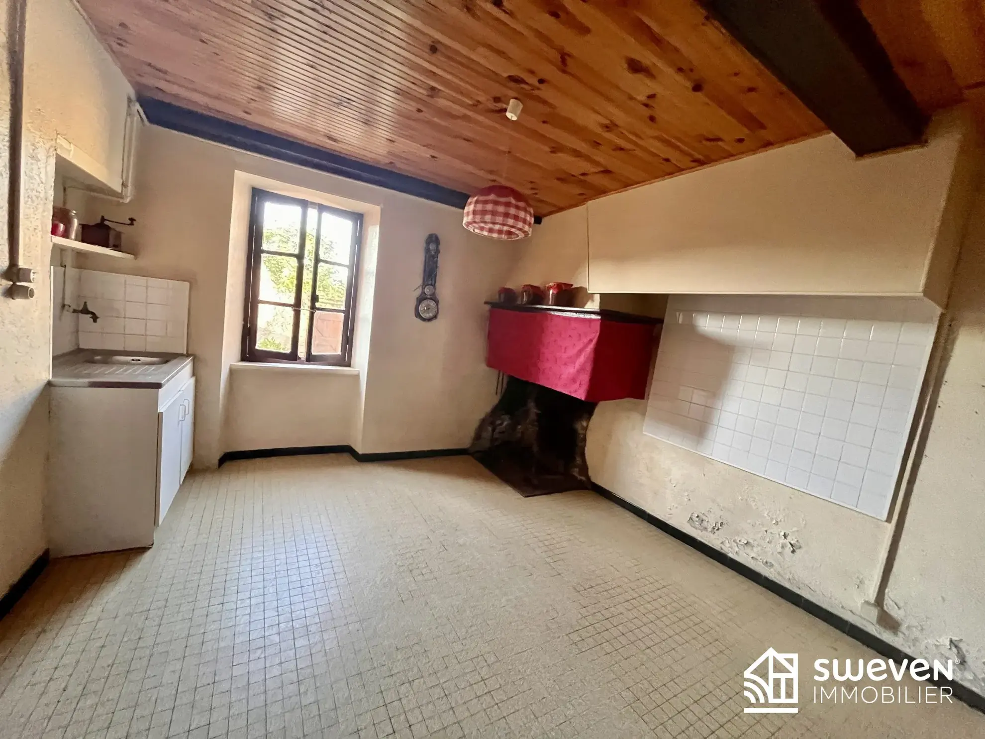 Maison en pierre à vendre dans le village du Volvestre avec cour et jardin 