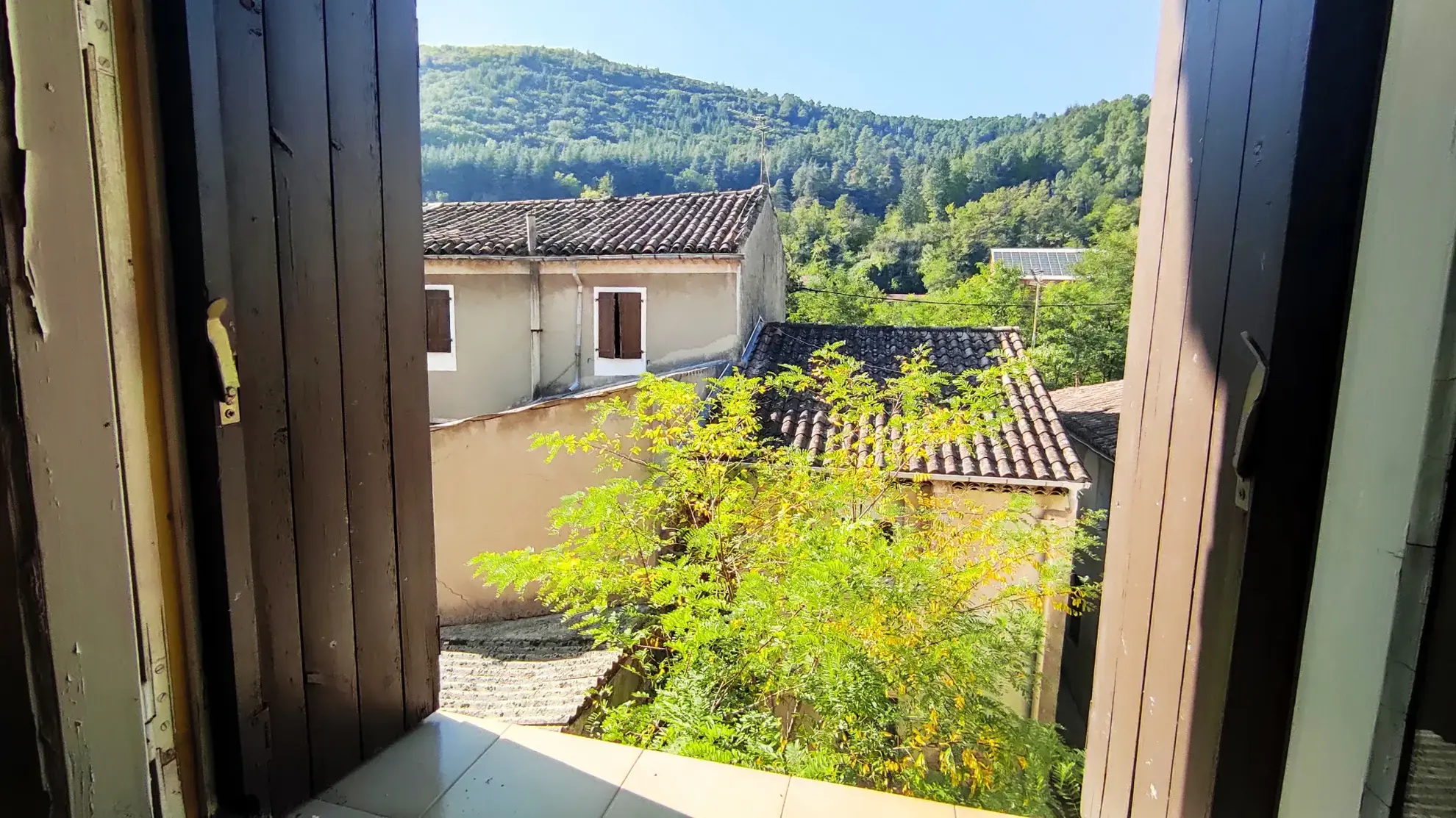 Immeuble de 290 m² avec 3 appartements et 2 locaux commerciaux à Besseges 