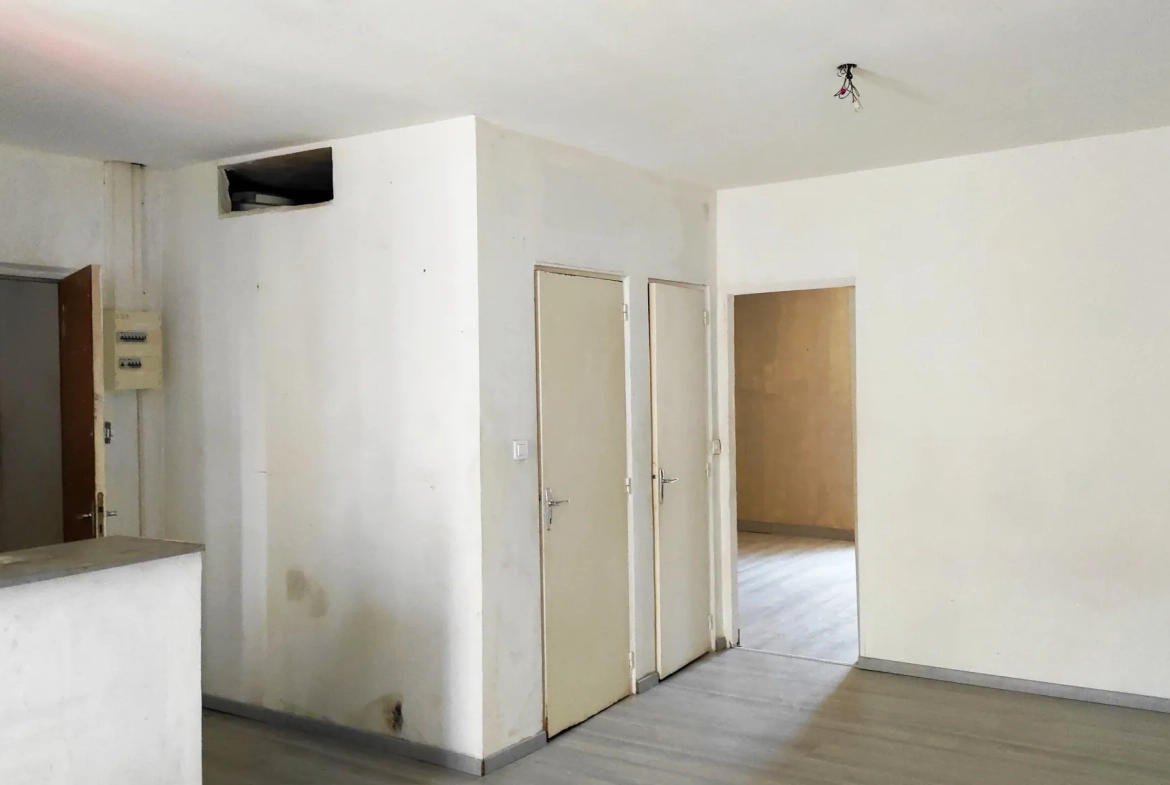 Immeuble de 290 m² avec 3 appartements et 2 locaux commerciaux à Besseges 