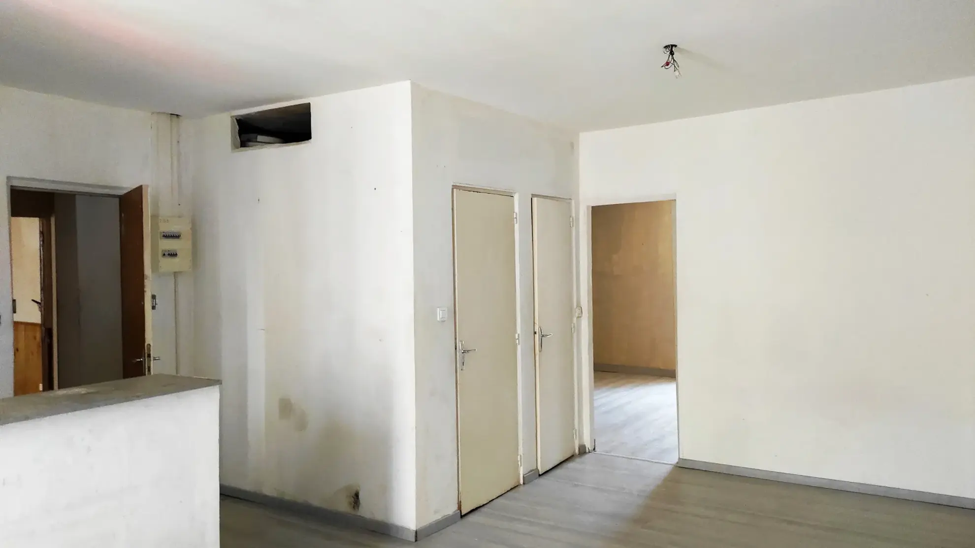 Immeuble de 290 m² avec 3 appartements et 2 locaux commerciaux à Besseges 