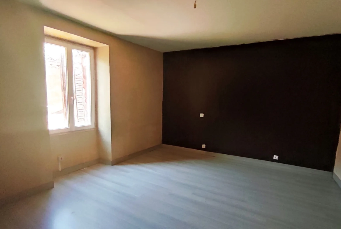 Immeuble de 290 m² avec 3 appartements et 2 locaux commerciaux à Besseges 