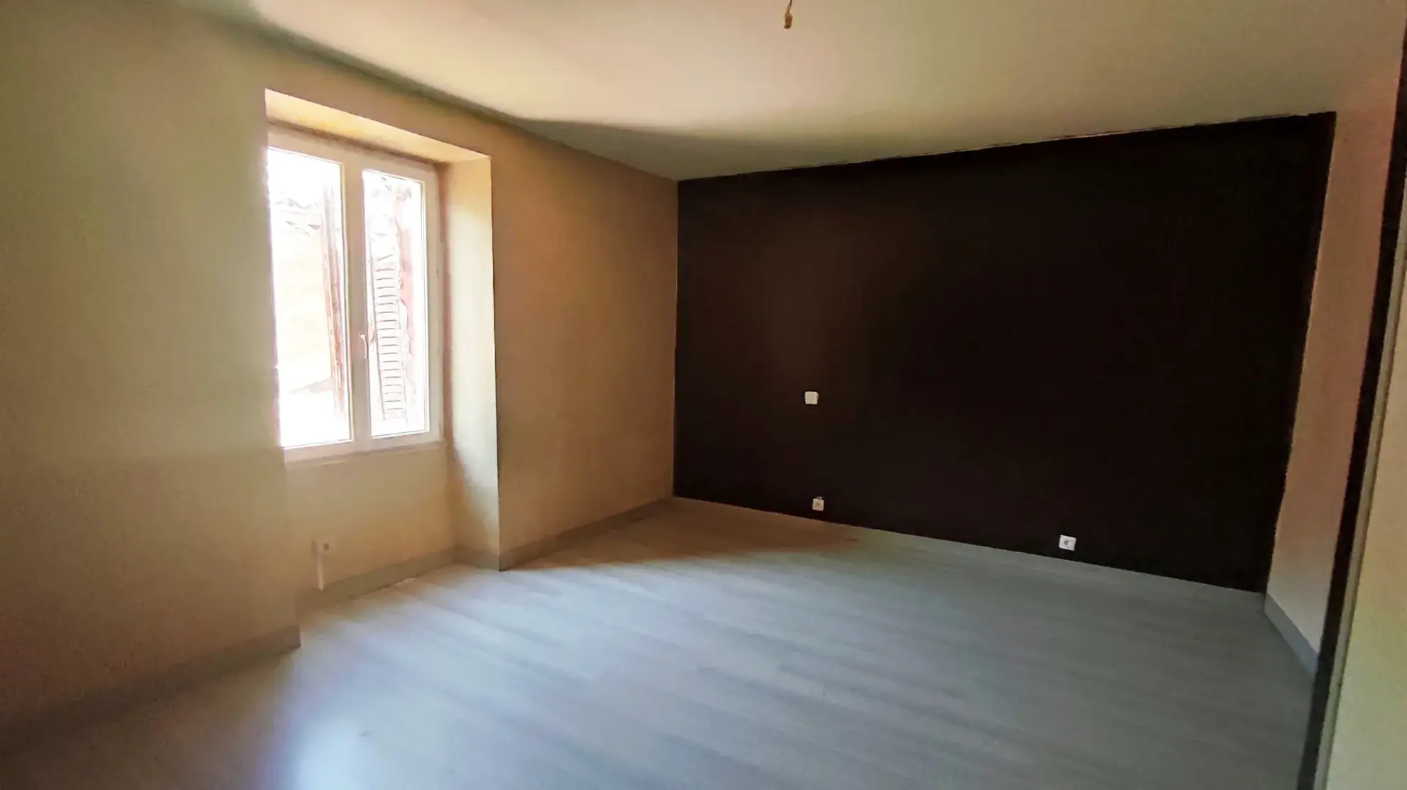 Immeuble de 290 m² avec 3 appartements et 2 locaux commerciaux à Besseges 