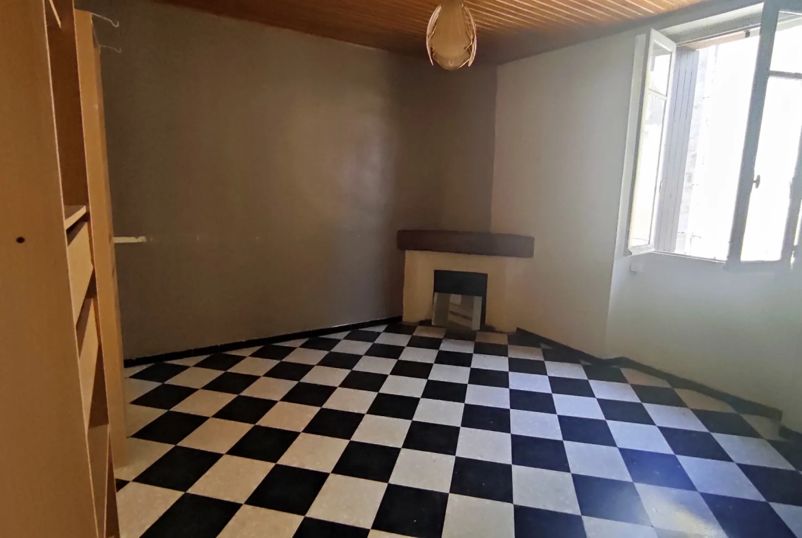 Immeuble de 290 m² avec 3 appartements et 2 locaux commerciaux à Besseges 
