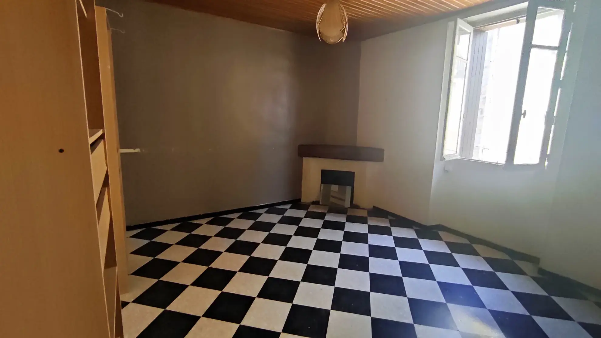 Immeuble de 290 m² avec 3 appartements et 2 locaux commerciaux à Besseges 