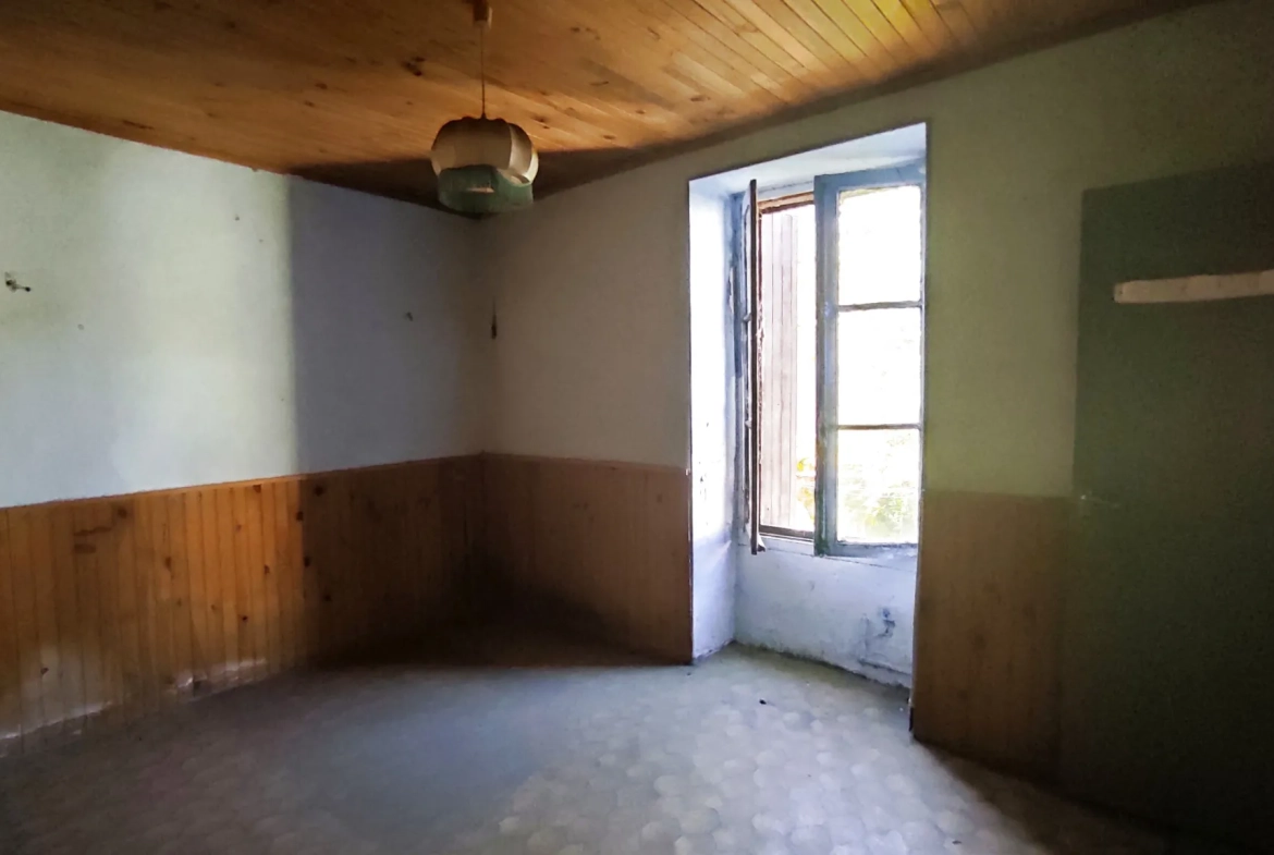 Immeuble de 290 m² avec 3 appartements et 2 locaux commerciaux à Besseges 