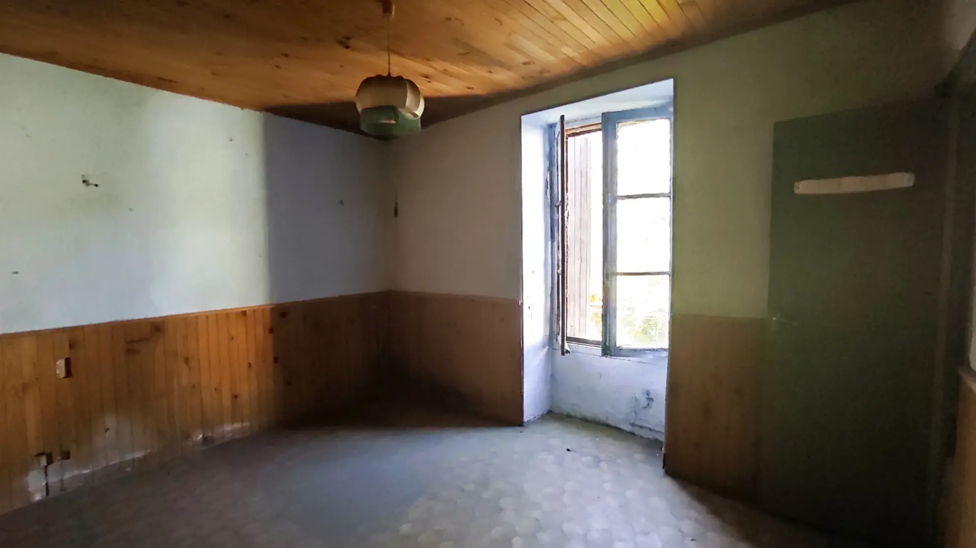 Immeuble de 290 m² avec 3 appartements et 2 locaux commerciaux à Besseges 