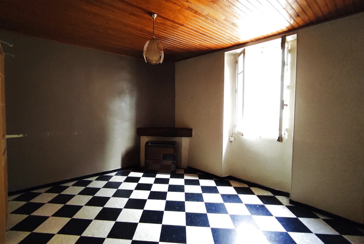 Immeuble de 290 m² avec 3 appartements et 2 locaux commerciaux à Besseges 