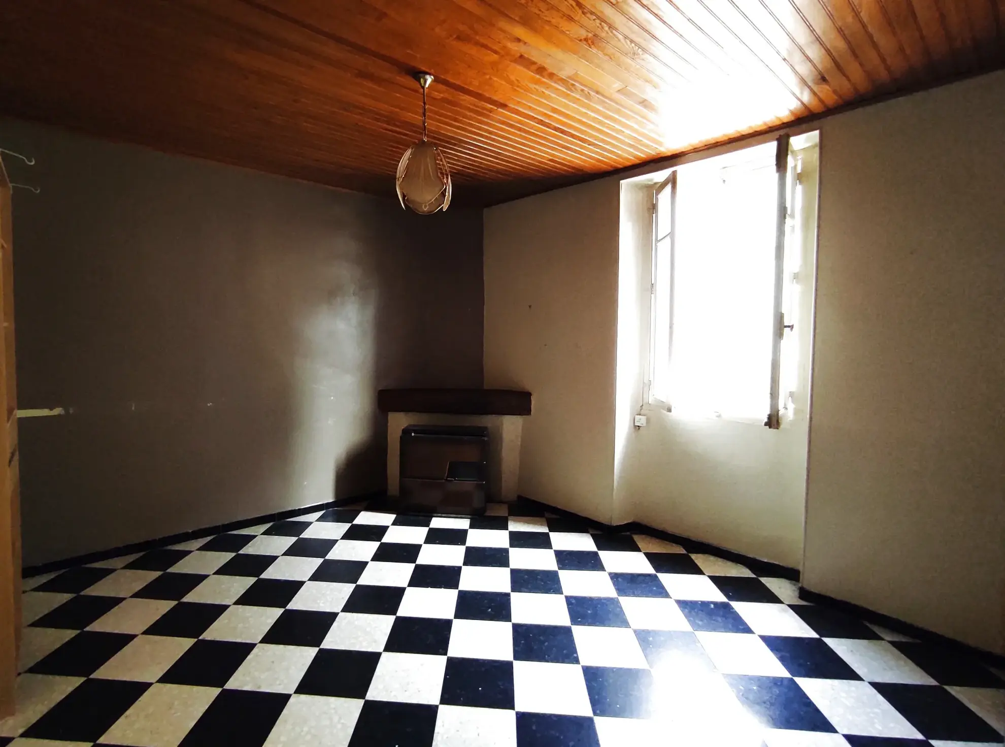Immeuble de 290 m² avec 3 appartements et 2 locaux commerciaux à Besseges 