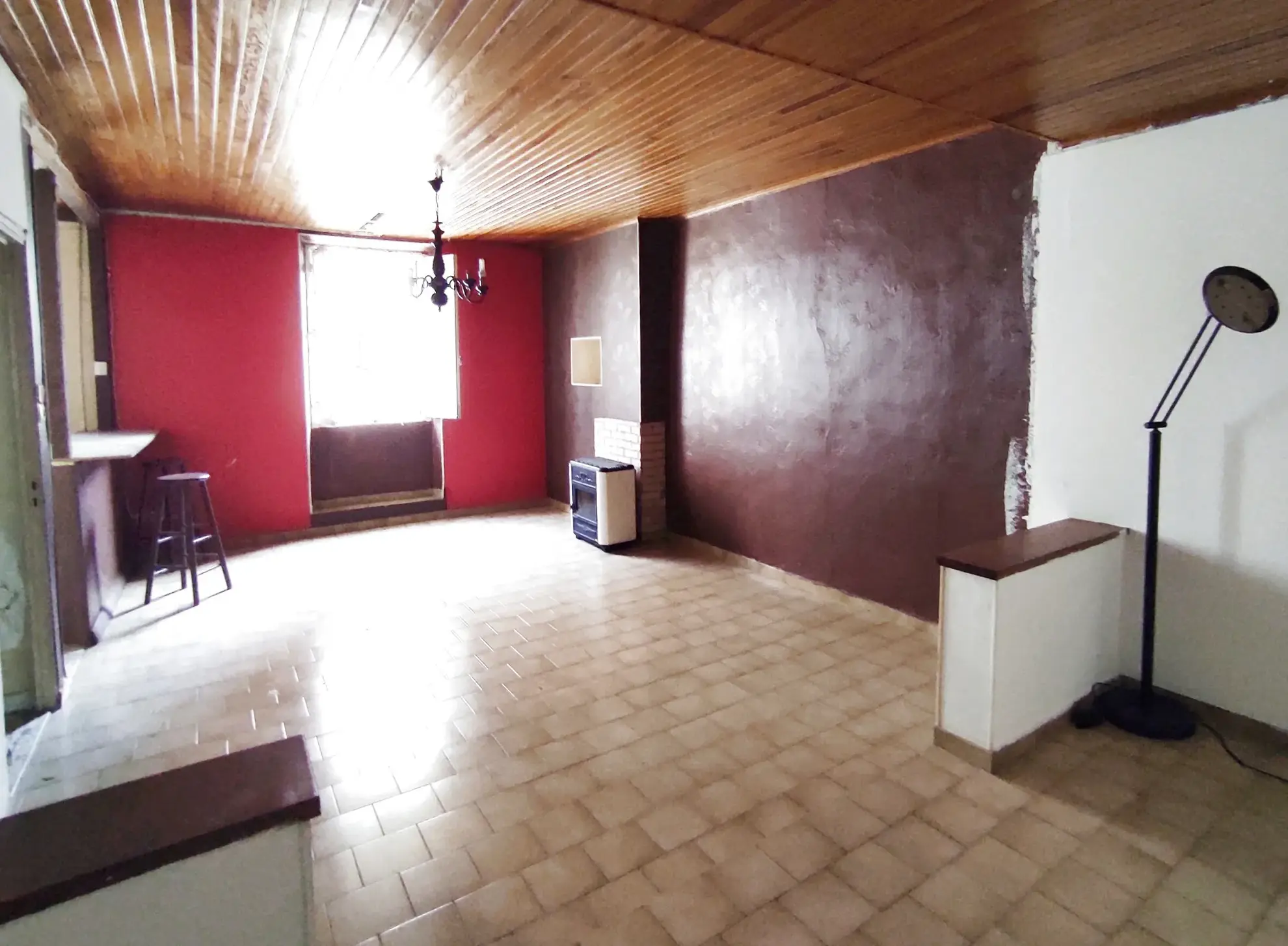 Immeuble de 290 m² avec 3 appartements et 2 locaux commerciaux à Besseges 