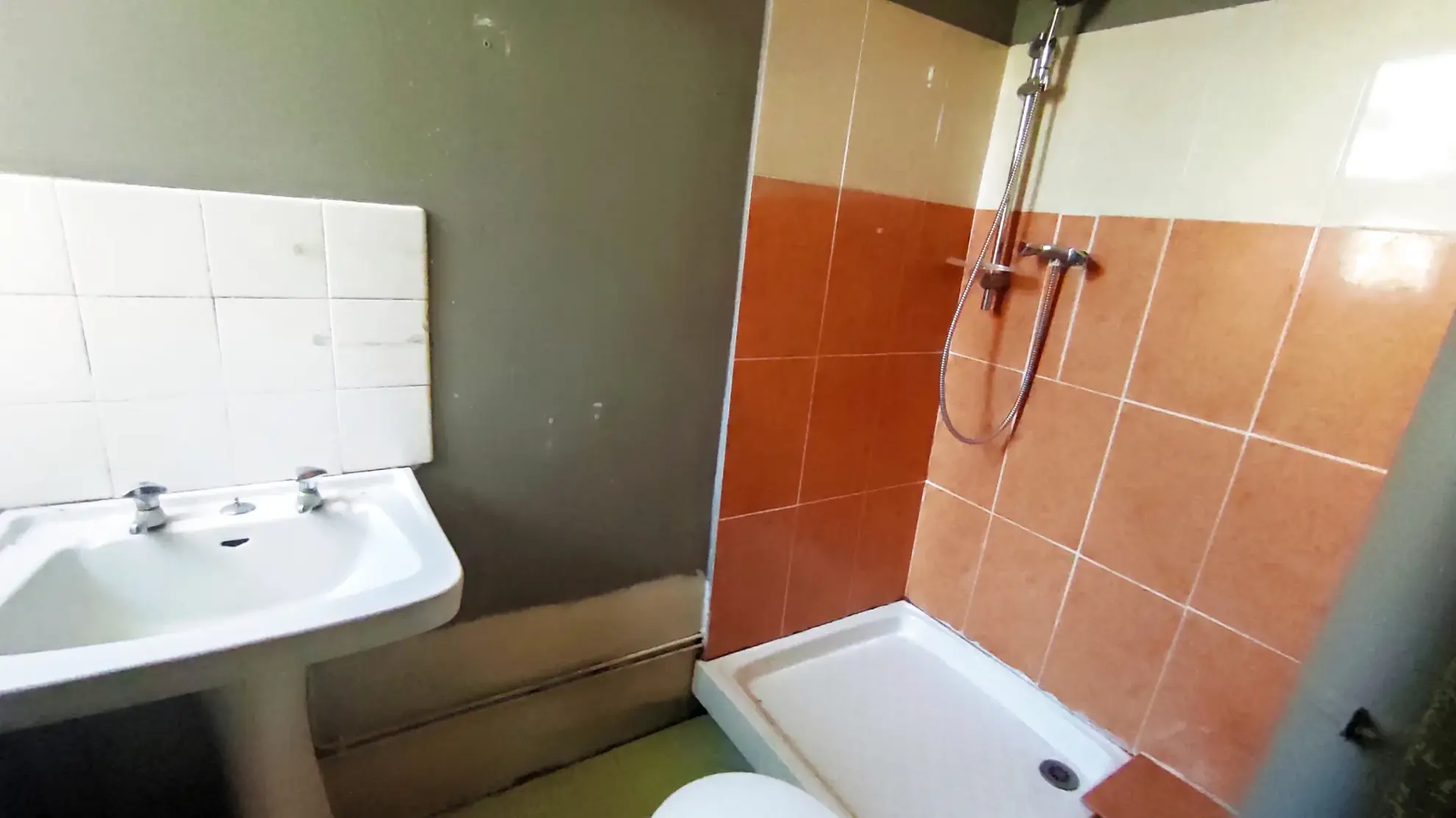 Immeuble de 290 m² avec 3 appartements et 2 locaux commerciaux à Besseges 