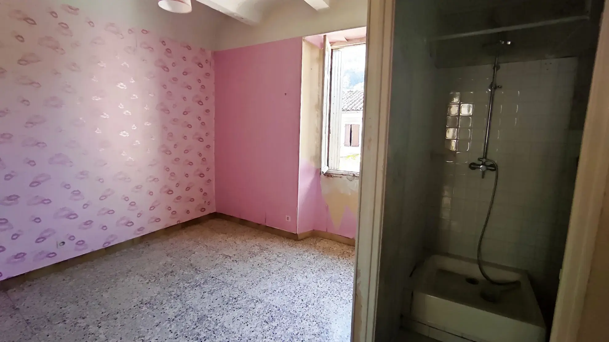 Immeuble de 290 m² avec 3 appartements et 2 locaux commerciaux à Besseges 