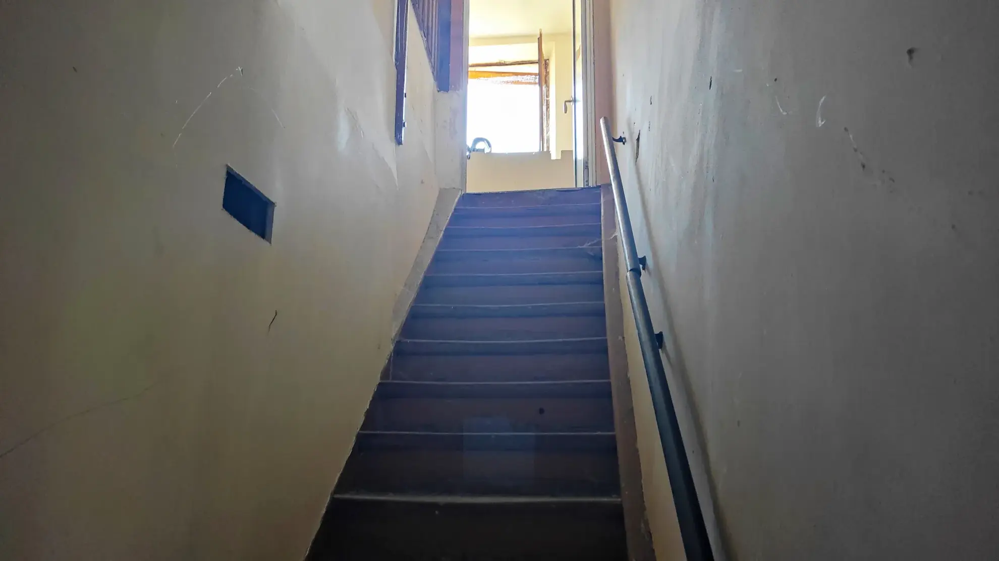 Immeuble de 290 m² avec 3 appartements et 2 locaux commerciaux à Besseges 