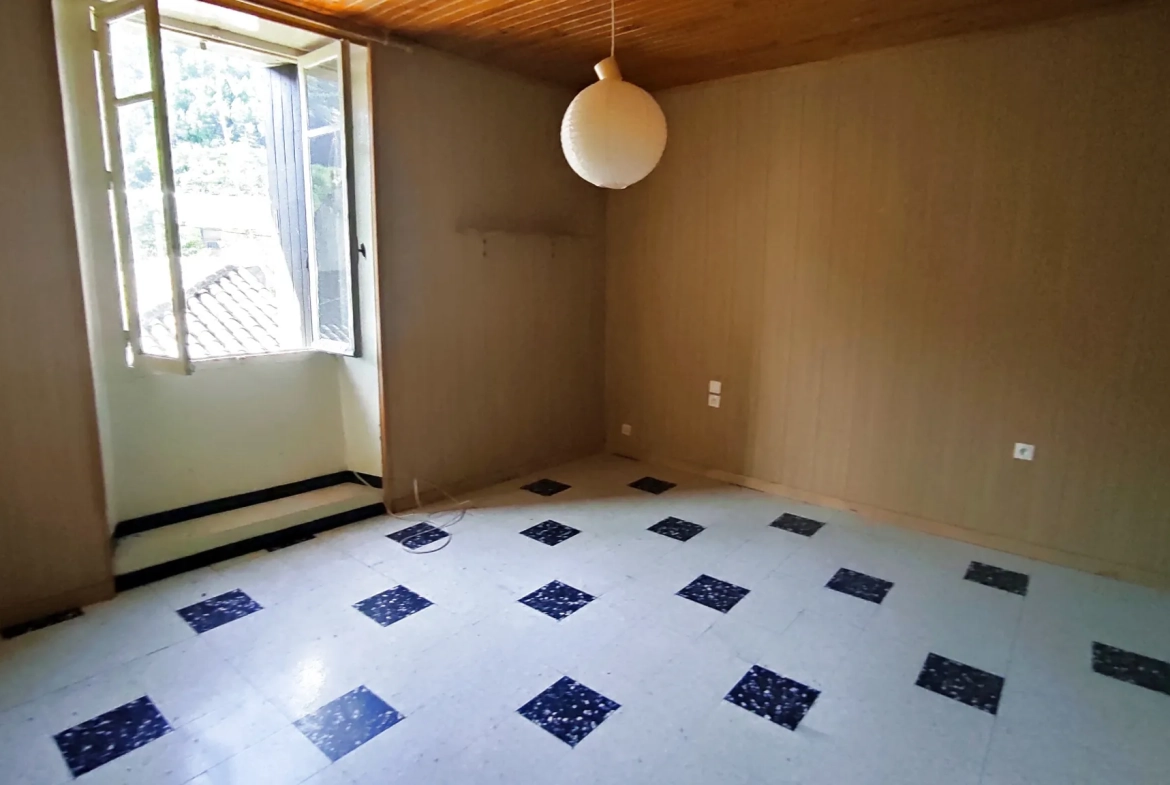 Immeuble de 290 m² avec 3 appartements et 2 locaux commerciaux à Besseges 