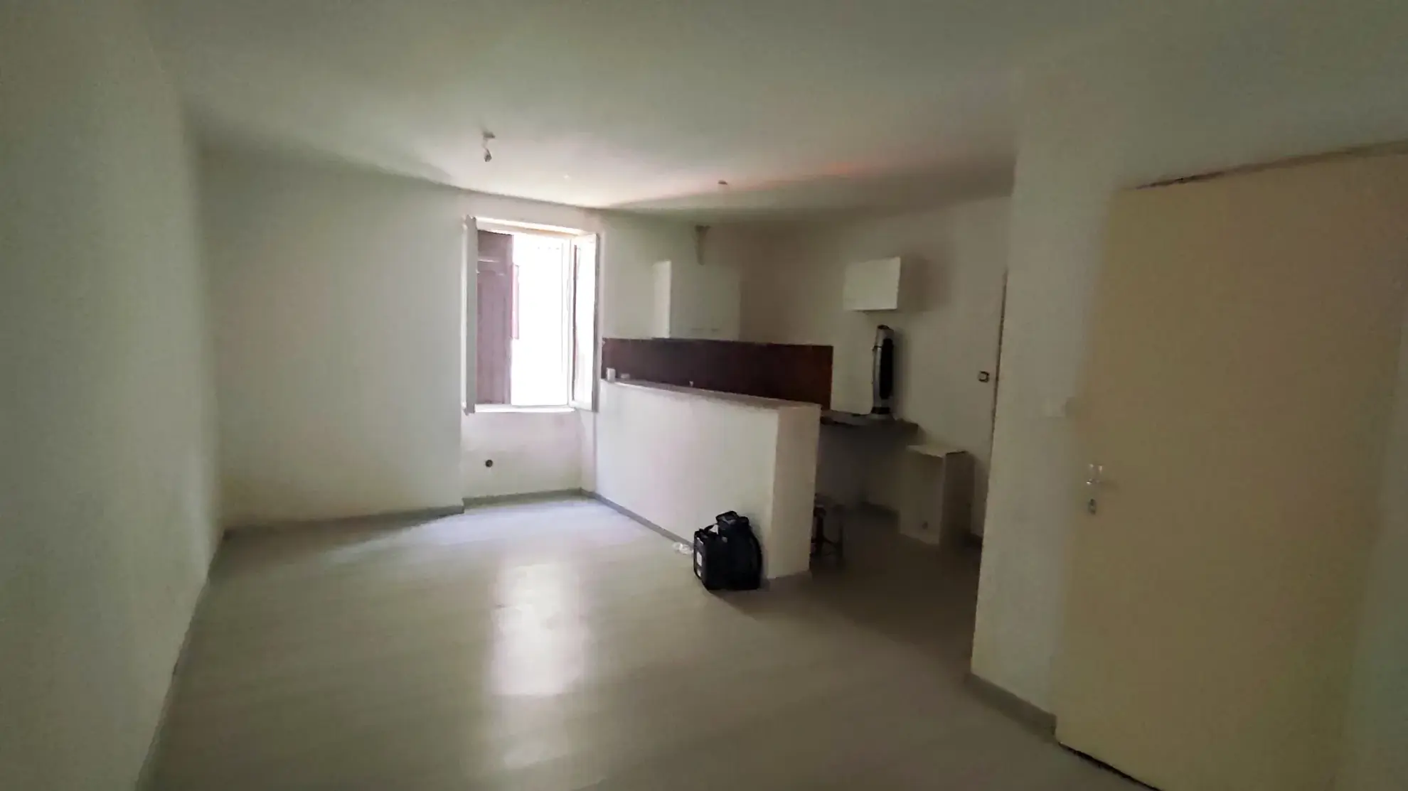 Immeuble de 290 m² avec 3 appartements et 2 locaux commerciaux à Besseges 