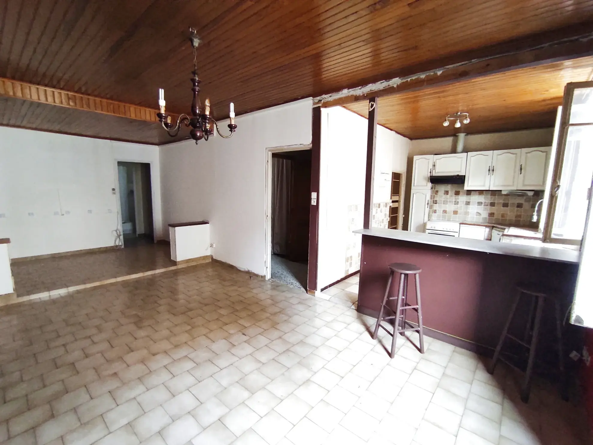 Immeuble de 290 m² avec 3 appartements et 2 locaux commerciaux à Besseges 
