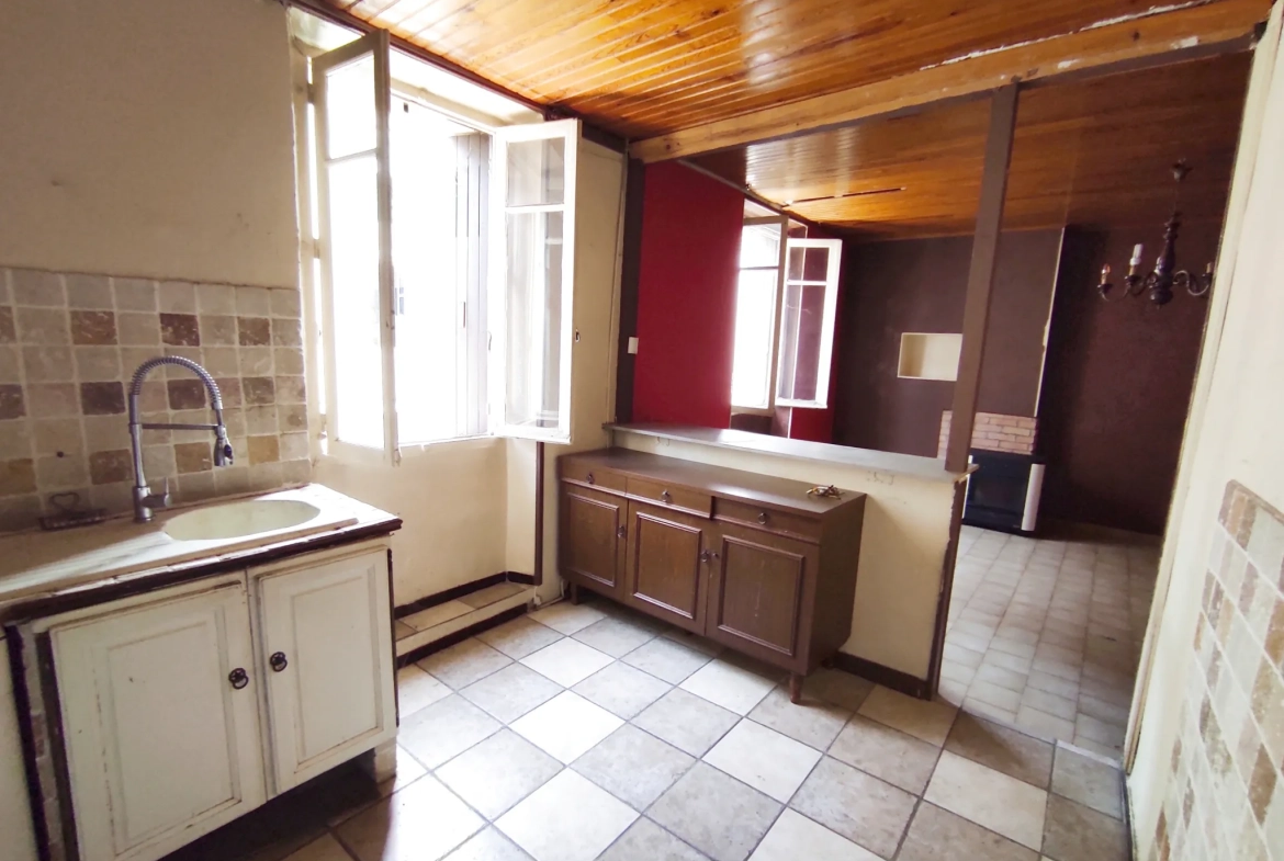 Immeuble de 290 m² avec 3 appartements et 2 locaux commerciaux à Besseges 