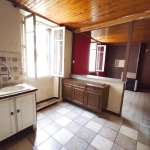 Immeuble de 290 m² avec 3 appartements et 2 locaux commerciaux à Besseges