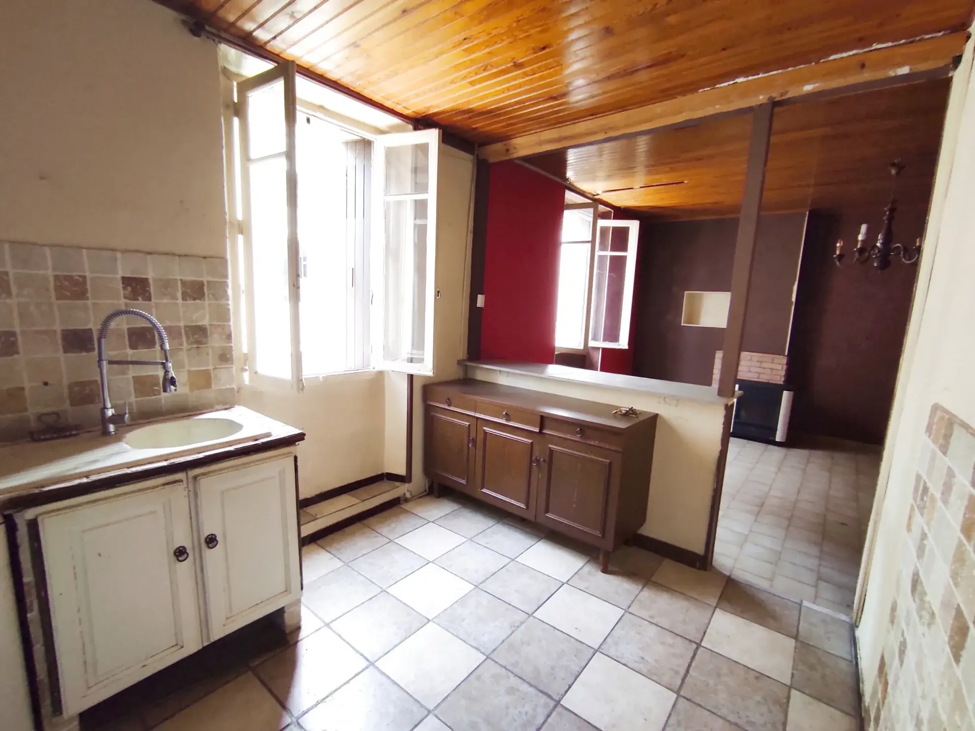 Immeuble de 290 m² avec 3 appartements et 2 locaux commerciaux à Besseges 