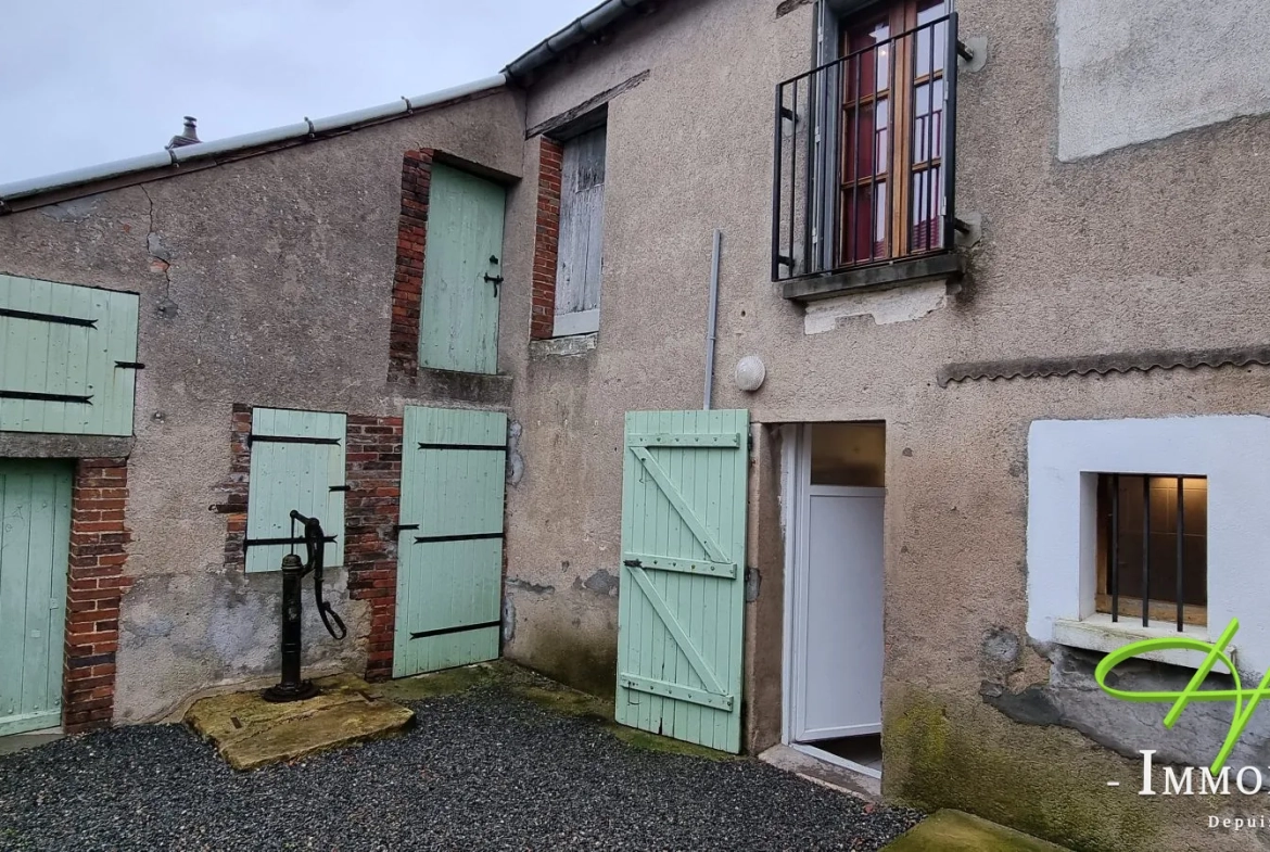 Maison de bourg à Saint Martin d'Auxigny avec potentiel et dépendances 