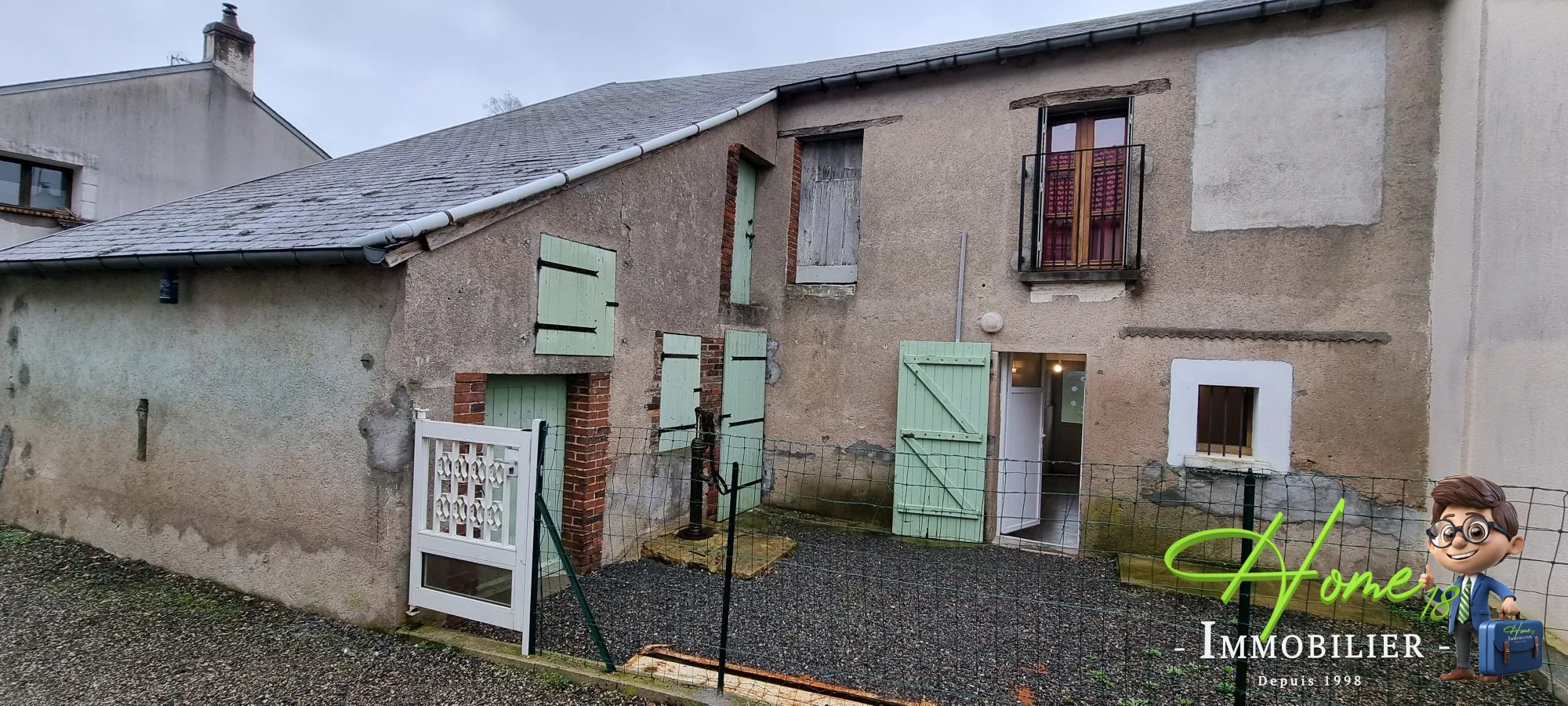Maison de bourg à Saint Martin d'Auxigny avec potentiel et dépendances 
