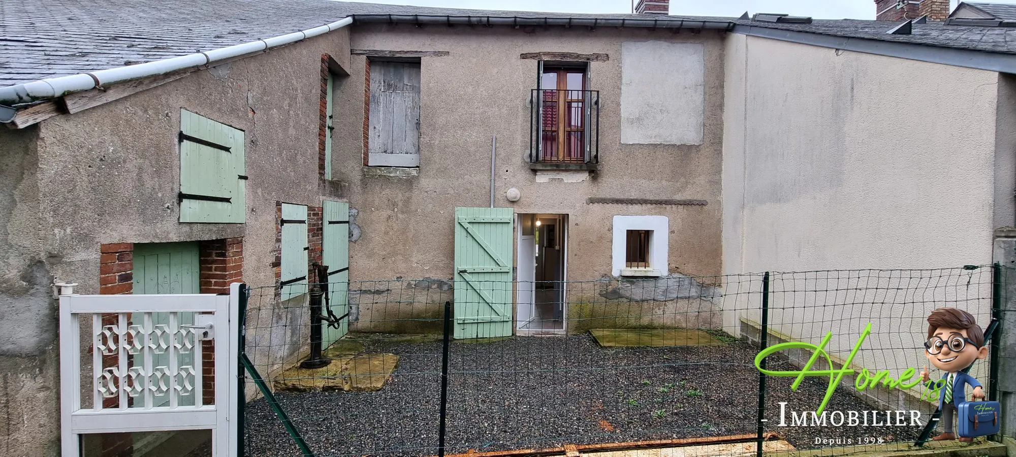 Maison de bourg à Saint Martin d'Auxigny avec potentiel et dépendances 