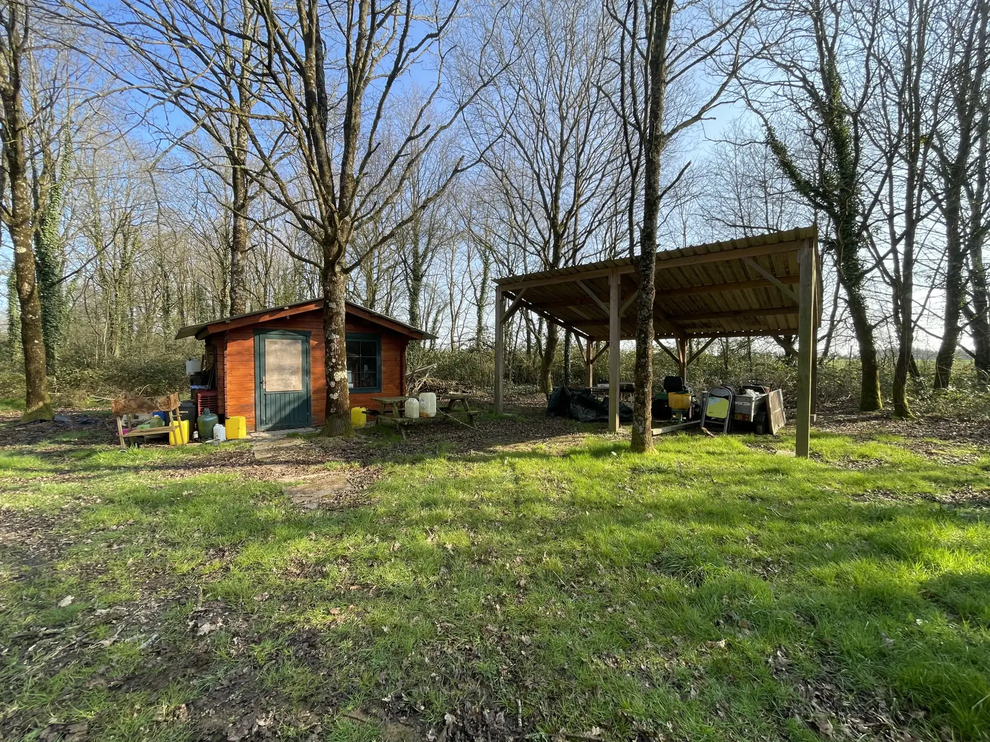 Terrain de loisir agricole de 34 900 m² à La Dominelais, clos avec chalet et carport 