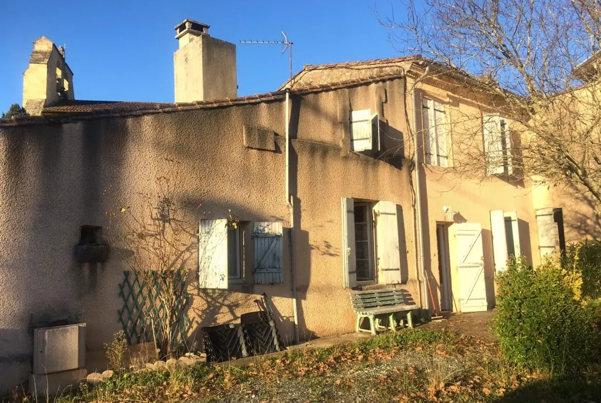 Maison en pierres à rénover avec garage proche des commodités à La Sauve 