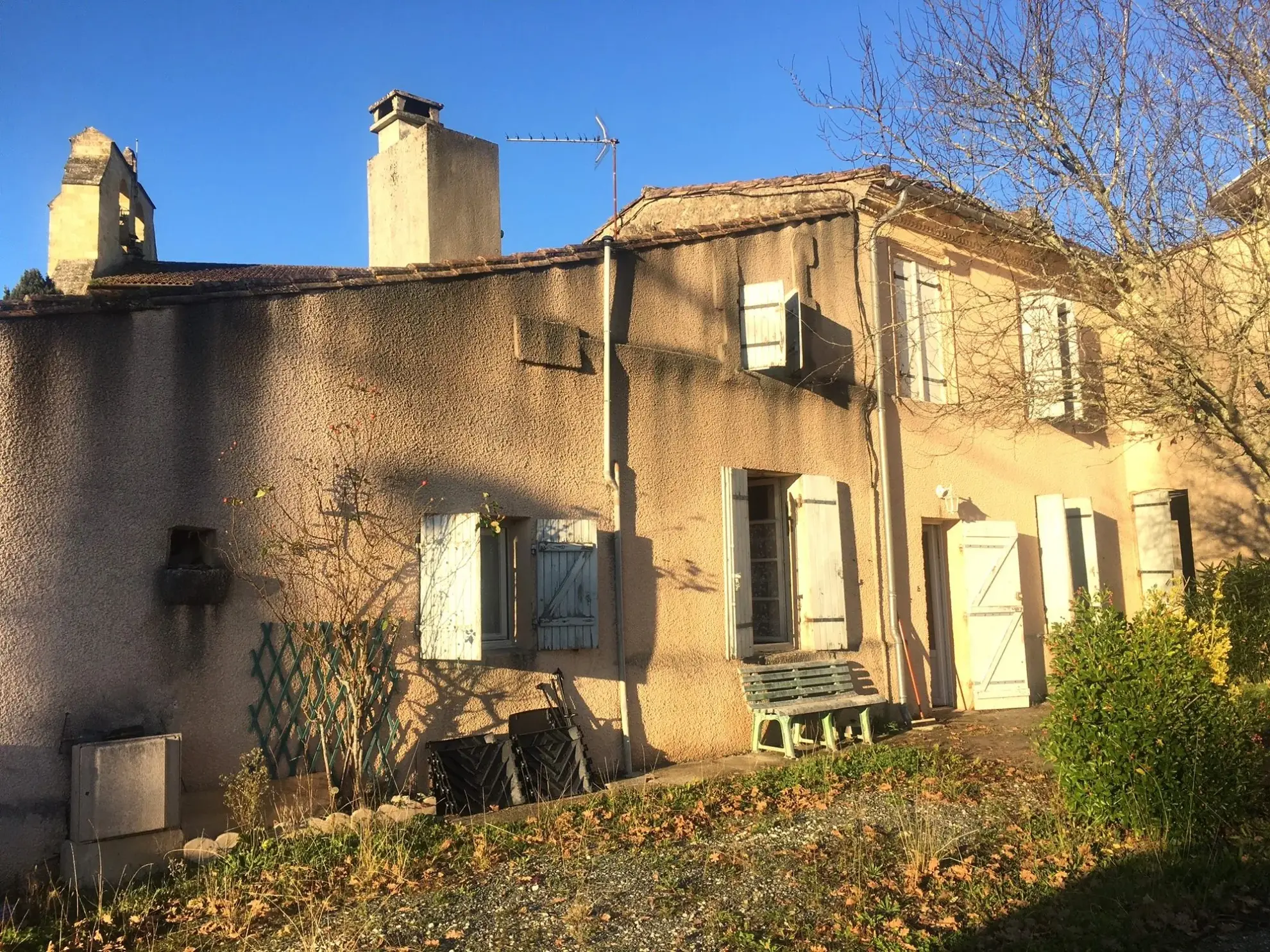Maison en pierres à rénover avec garage proche des commodités à La Sauve 