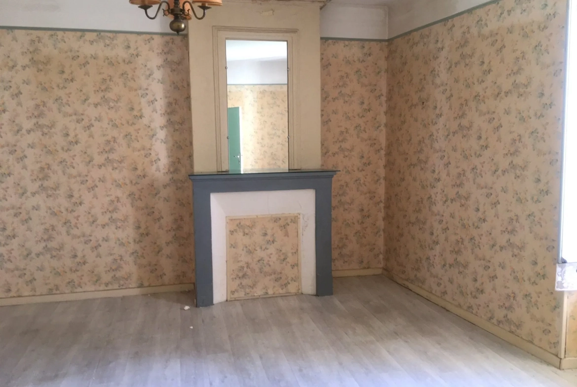 Maison en pierres à rénover avec garage proche des commodités à La Sauve 