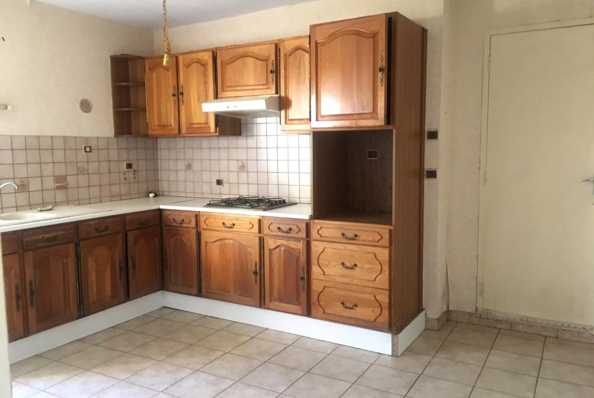 Maison en pierres à rénover avec garage proche des commodités à La Sauve 