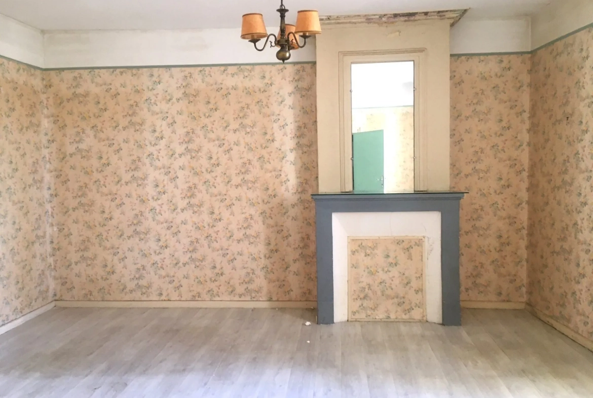 Maison en pierres à rénover avec garage proche des commodités à La Sauve 