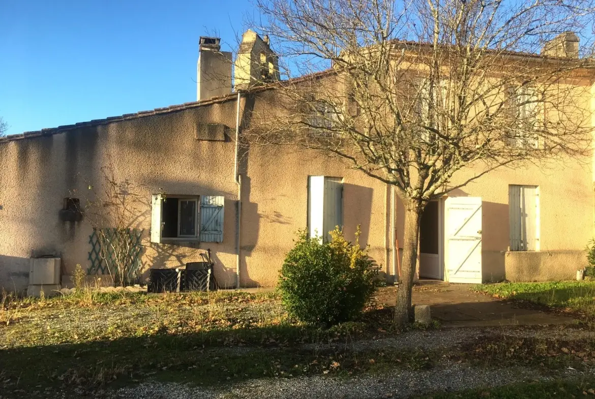 Maison en pierres à rénover avec garage proche des commodités à La Sauve 