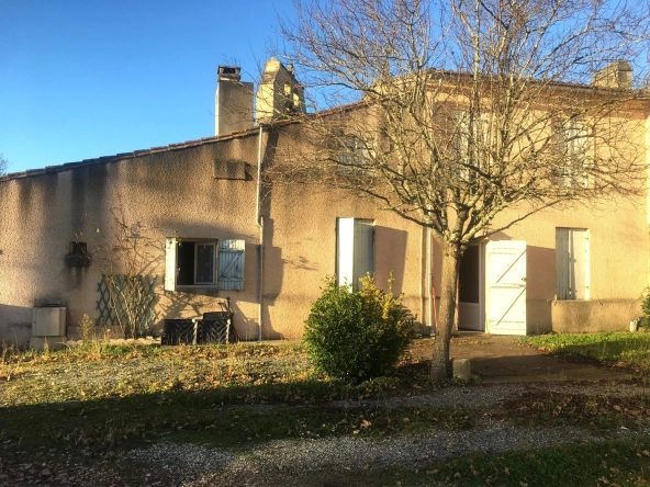 Maison en pierres à rénover avec garage proche des commodités à La Sauve