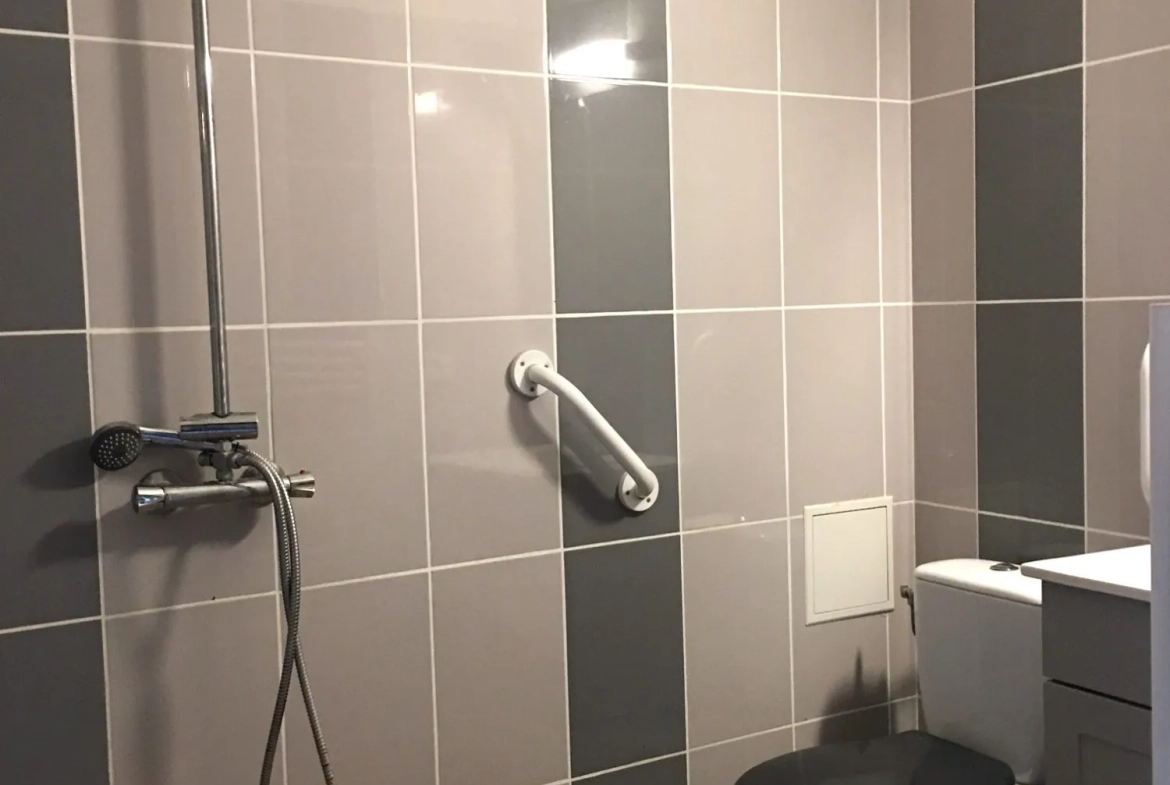 Maison en pierres à rénover avec garage proche des commodités à La Sauve 