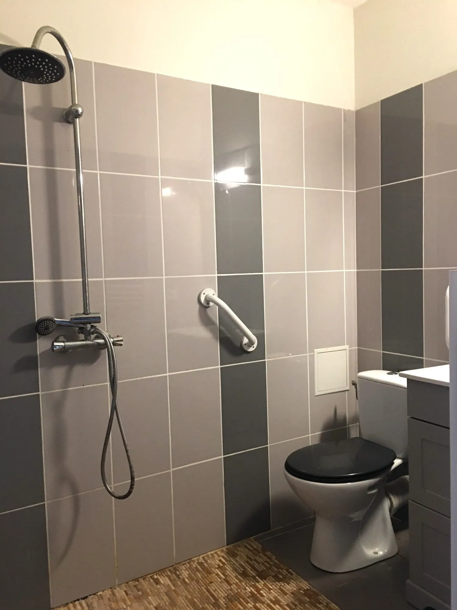 Maison en pierres à rénover avec garage proche des commodités à La Sauve 