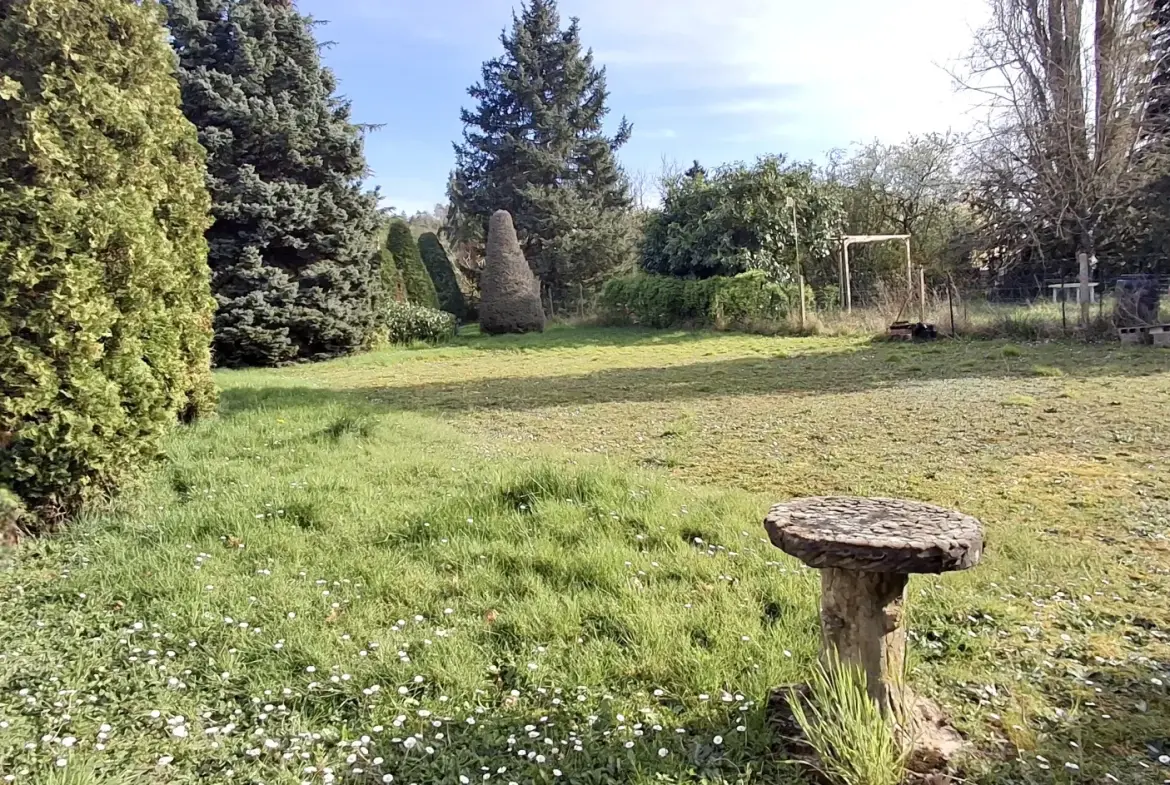 Maison ancienne à Fleury-la-Vallée avec grand terrain, garage et potentiel d'agrandissement 