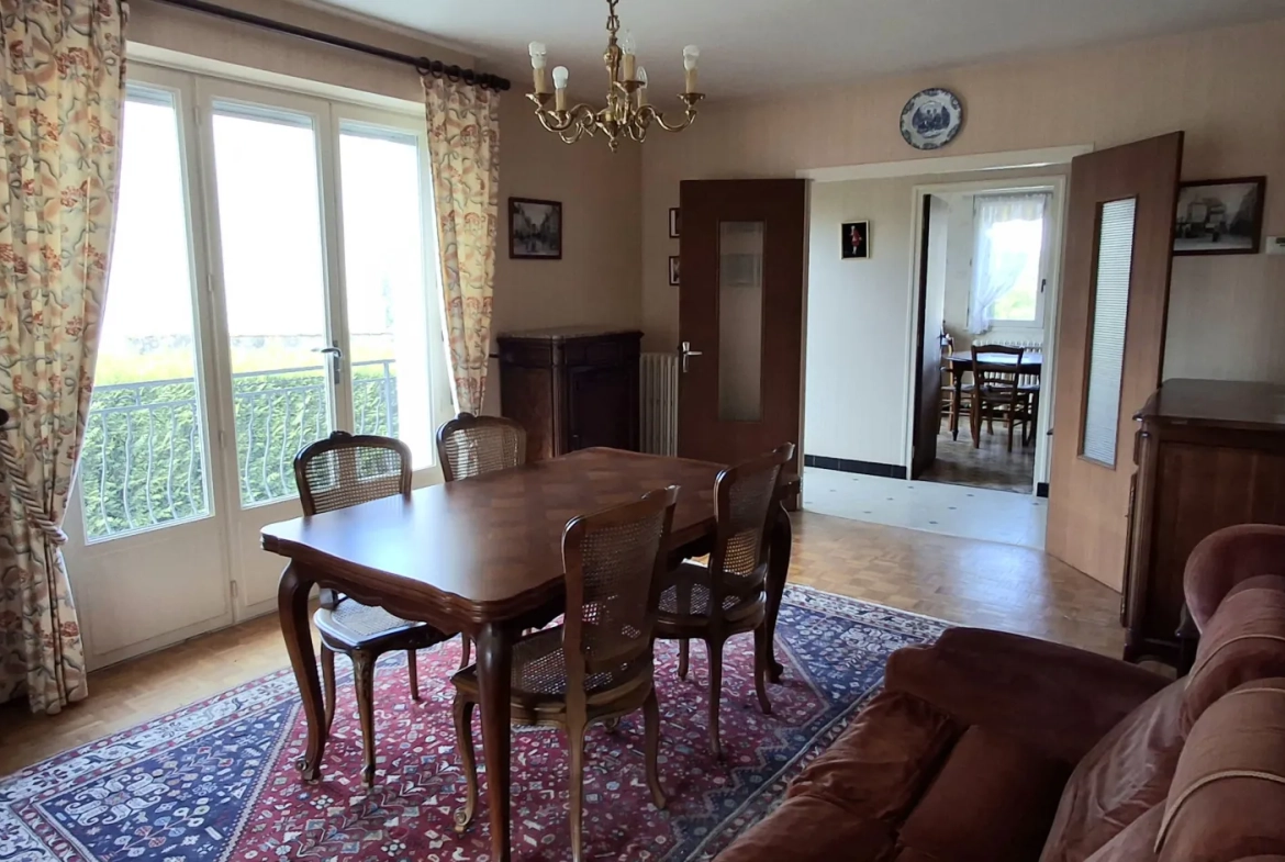 Maison ancienne à Fleury-la-Vallée avec grand terrain, garage et potentiel d'agrandissement 