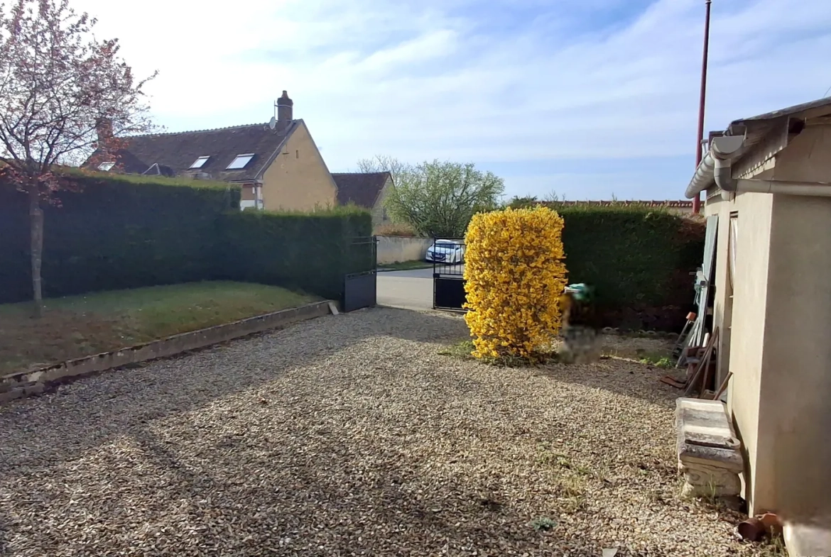 Maison ancienne à Fleury-la-Vallée avec grand terrain, garage et potentiel d'agrandissement 