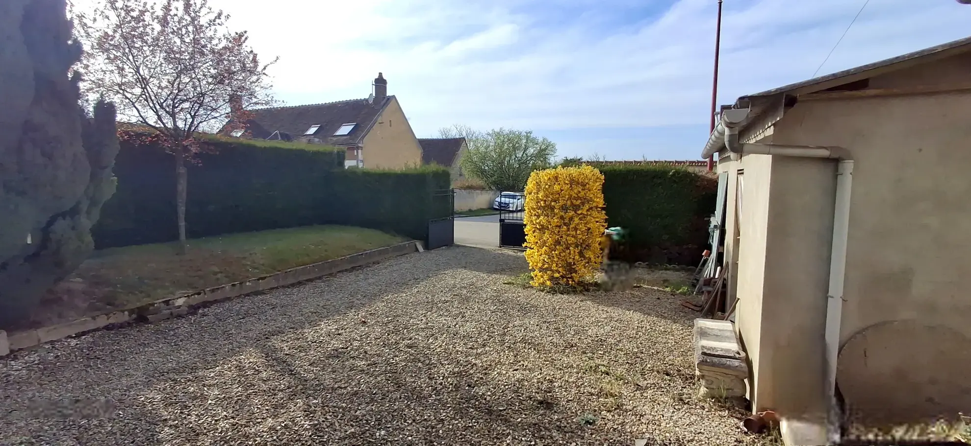 Maison ancienne à Fleury-la-Vallée avec grand terrain, garage et potentiel d'agrandissement 