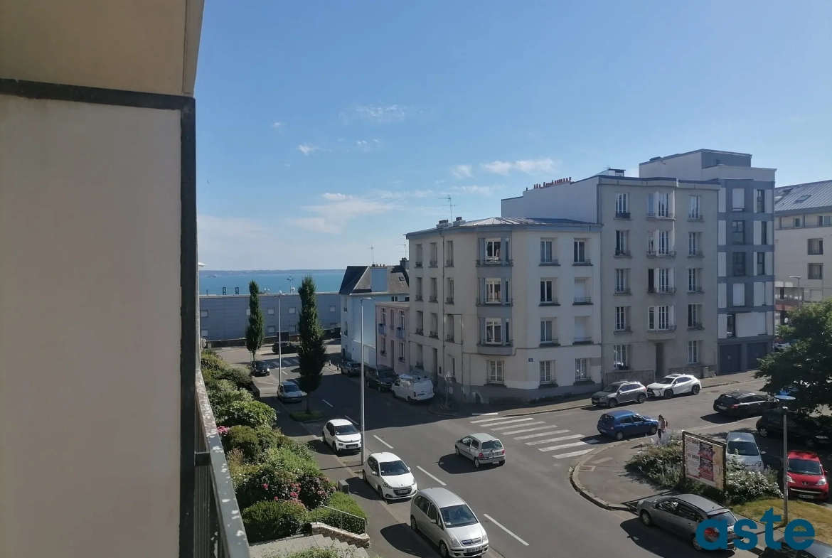 Appartement traversant T4 avec balcons, ascenseur et parking à Brest Saint-Michel 
