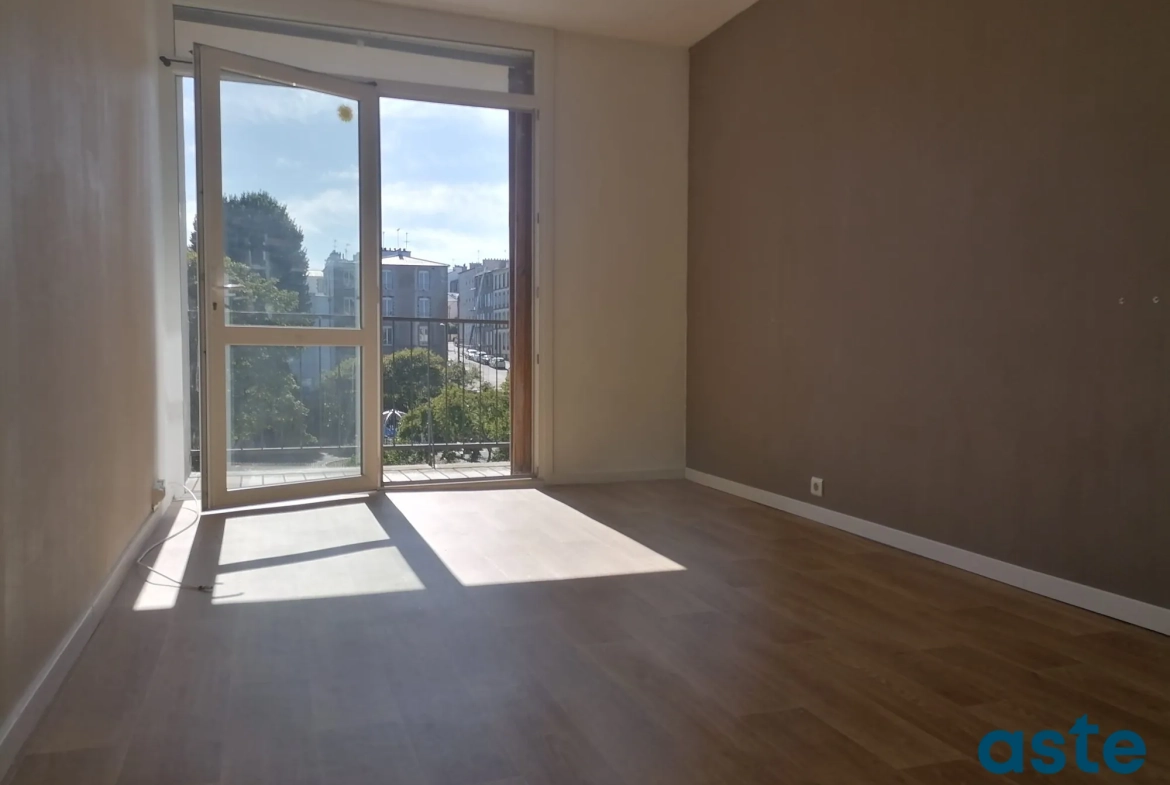 Appartement traversant T4 avec balcons, ascenseur et parking à Brest Saint-Michel 