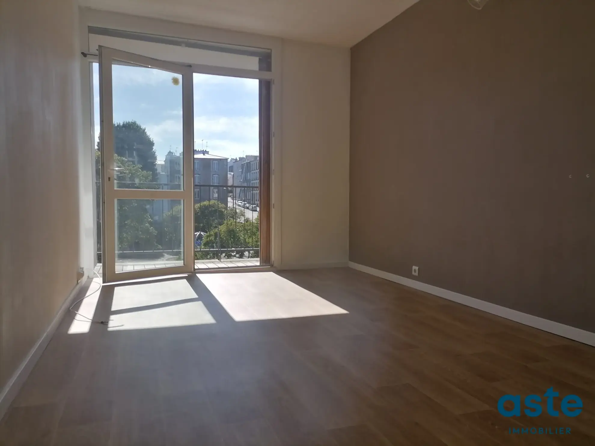 Appartement traversant T4 avec balcons, ascenseur et parking à Brest Saint-Michel 