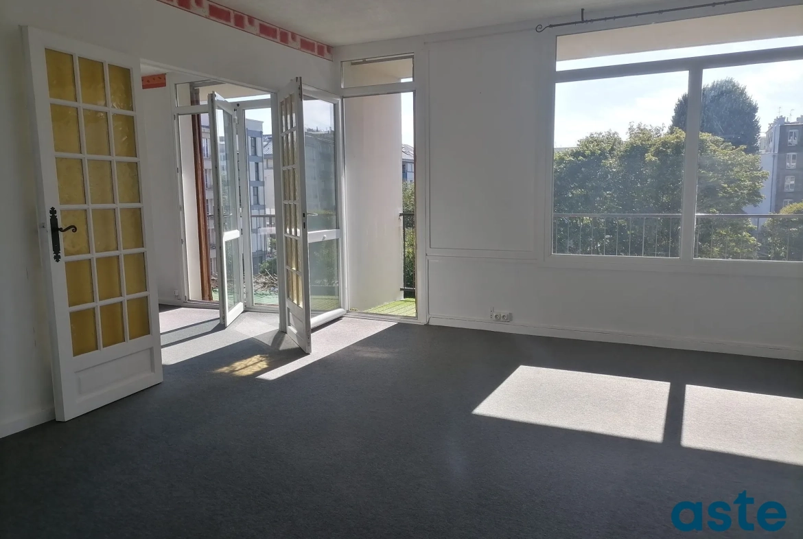 Appartement traversant T4 avec balcons, ascenseur et parking à Brest Saint-Michel 
