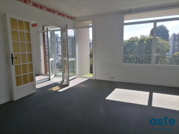 Appartement traversant T4 avec balcons, ascenseur et parking à Brest Saint-Michel