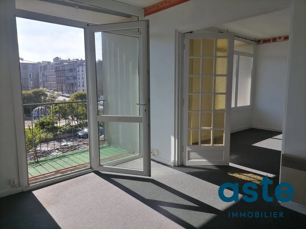 Appartement traversant T4 avec balcons, ascenseur et parking à Brest Saint-Michel 